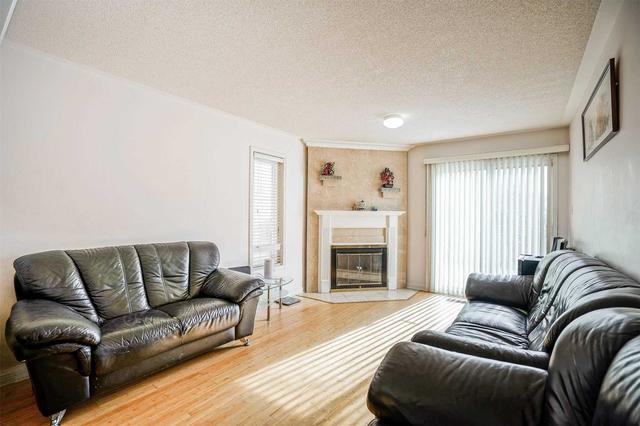 15 Duxbury Dr, House detached with 4 bedrooms, 3 bathrooms and 2 parking in Toronto ON | Image 2
