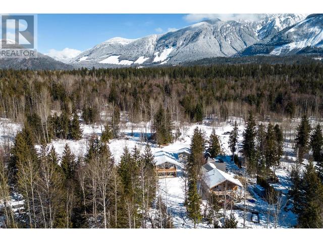 441 Galena Shores Road, House detached with 5 bedrooms, 3 bathrooms and 2 parking in Columbia Shuswap B BC | Image 21