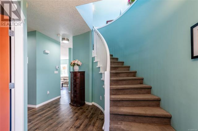 Gracious curved stairway | Image 4