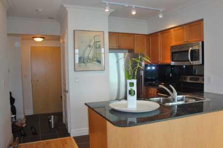 1002 - 8 Scollard St, Condo with 2 bedrooms, 2 bathrooms and 1 parking in Toronto ON | Image 3