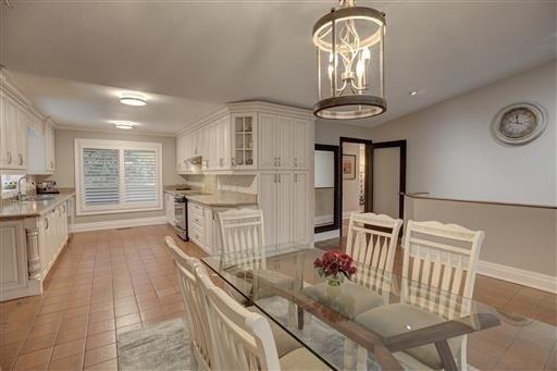 10 Oak Ridge Dr, House detached with 4 bedrooms, 3 bathrooms and 13 parking in Halton Hills ON | Image 2