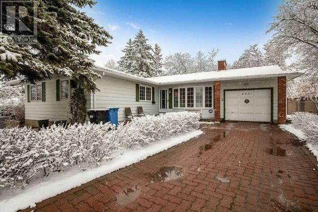 2431 Sandhurst Avenue Sw, House detached with 4 bedrooms, 2 bathrooms and 3 parking in Calgary AB | Image 2