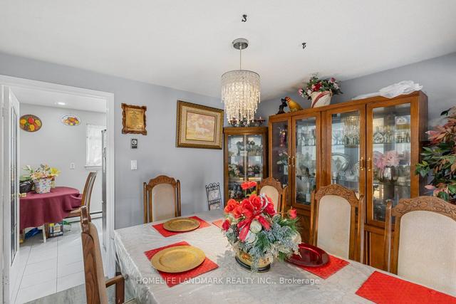 20 Darras Crt E, Townhouse with 3 bedrooms, 2 bathrooms and 2 parking in Brampton ON | Image 2