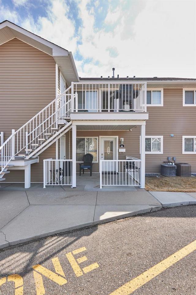 64 Northlands Lane Ne, Home with 2 bedrooms, 1 bathrooms and 1 parking in Medicine Hat AB | Image 2