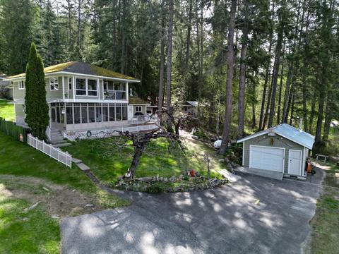 11110 Highway 3a, House detached with 3 bedrooms, 2 bathrooms and null parking in Central Kootenay A BC | Card Image