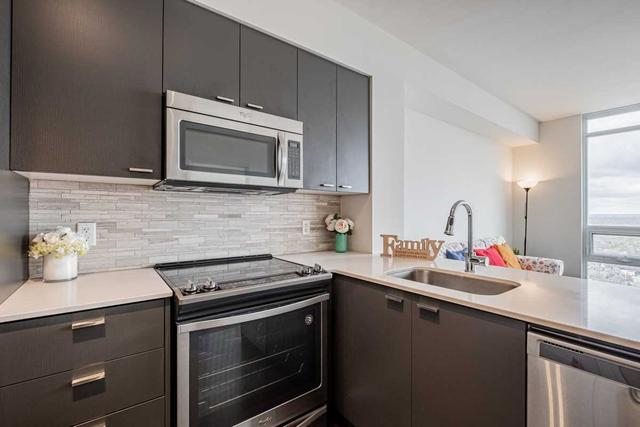 3304 - 30 Roehampton Ave, Condo with 1 bedrooms, 1 bathrooms and 0 parking in Toronto ON | Image 2