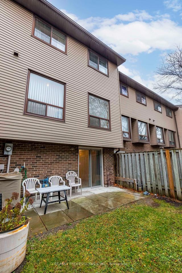 55 Carleton Pl, Townhouse with 3 bedrooms, 2 bathrooms and 2 parking in Brampton ON | Image 14