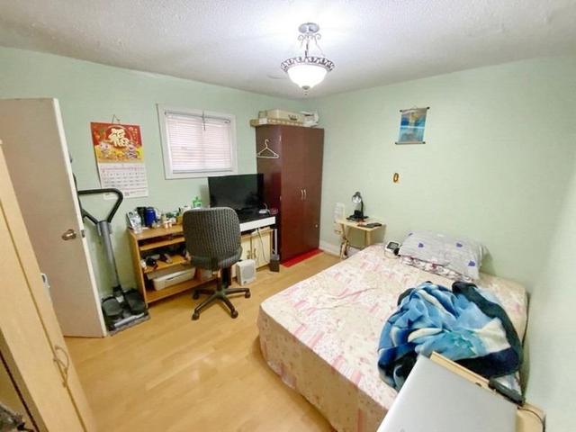 566 Delaware Ave N, House detached with 3 bedrooms, 2 bathrooms and 2.5 parking in Toronto ON | Image 4