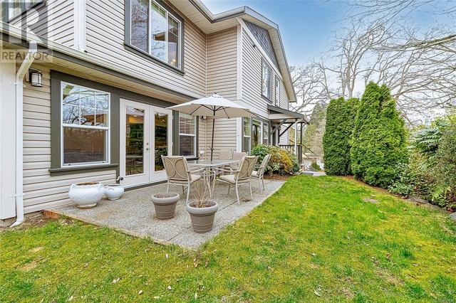 1106 Tolmie Ave, House detached with 3 bedrooms, 3 bathrooms and 2 parking in Saanich BC | Image 34