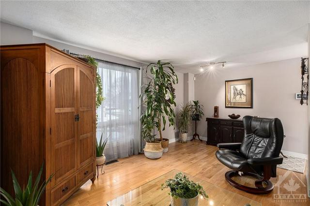 254 Woodfield Drive, Townhouse with 3 bedrooms, 2 bathrooms and 1 parking in Ottawa ON | Image 3