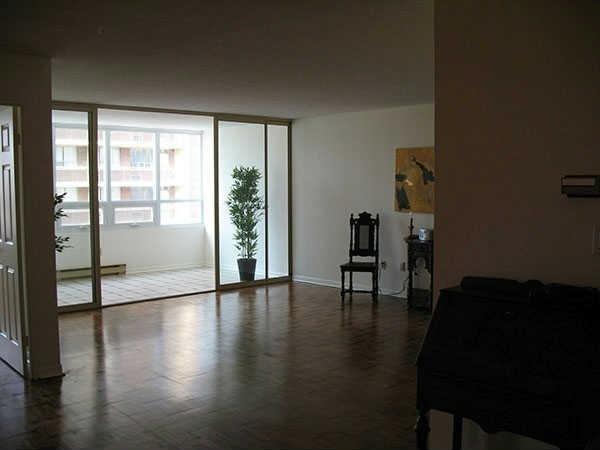 1003 - 71 Charles St E, Condo with 2 bedrooms, 2 bathrooms and 1 parking in Toronto ON | Image 2