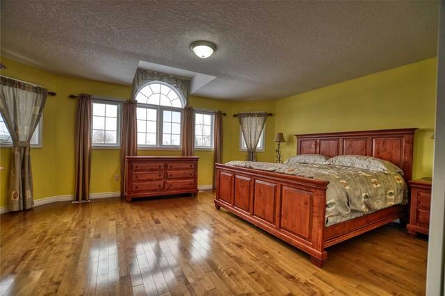 252 Farley Dr, House detached with 4 bedrooms, 3 bathrooms and 4 parking in Guelph ON | Image 4