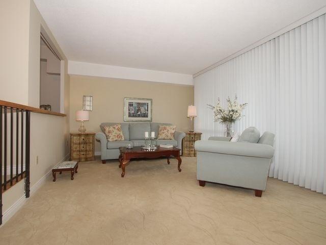 208 - 270 Scarlett Rd, Condo with 1 bedrooms, 1 bathrooms and 1 parking in Toronto ON | Image 4