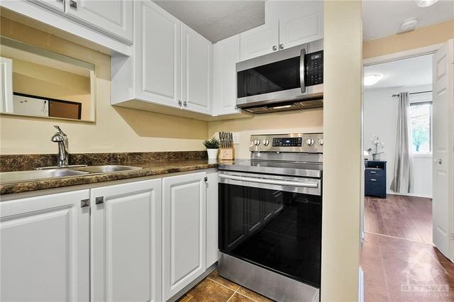 6959 Bilberry Drive, Townhouse with 3 bedrooms, 3 bathrooms and 1 parking in Ottawa ON | Image 12