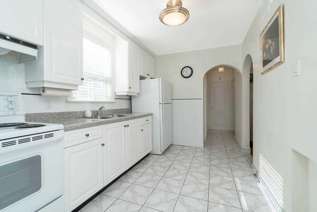 58 Kane Ave, House detached with 2 bedrooms, 2 bathrooms and 3 parking in Toronto ON | Image 3
