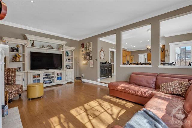 16 Kyle Avenue, House detached with 4 bedrooms, 4 bathrooms and 9 parking in Ottawa ON | Image 9