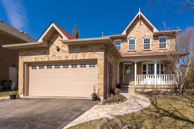 37 Strathroy Cres, House detached with 3 bedrooms, 3 bathrooms and 4 parking in Hamilton ON | Image 1
