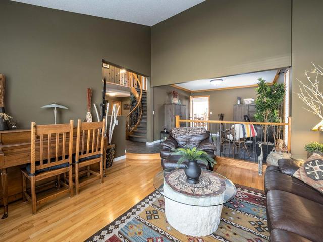 916 Woodbine Boulevard Sw, House detached with 3 bedrooms, 3 bathrooms and 5 parking in Calgary AB | Image 12