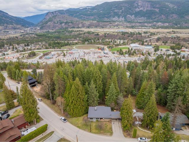 2184 Crestview Crescent, House detached with 5 bedrooms, 3 bathrooms and 4 parking in Castlegar BC | Image 7