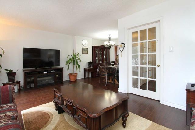 113 - 60 Hanson Rd, Townhouse with 3 bedrooms, 3 bathrooms and 2 parking in Mississauga ON | Image 3