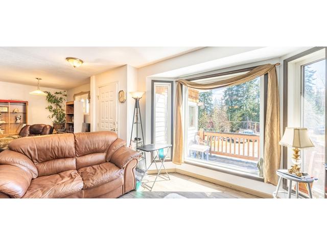 853 Birchmont Drive, House detached with 4 bedrooms, 2 bathrooms and null parking in Central Kootenay C BC | Image 10
