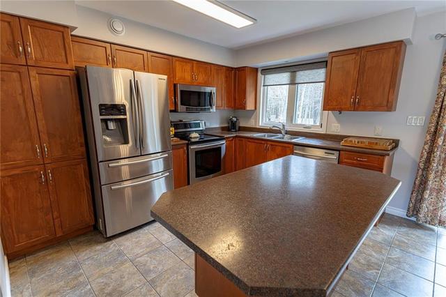 699 Elgin Street, House detached with 4 bedrooms, 2 bathrooms and 2 parking in Laurentian Valley ON | Image 3