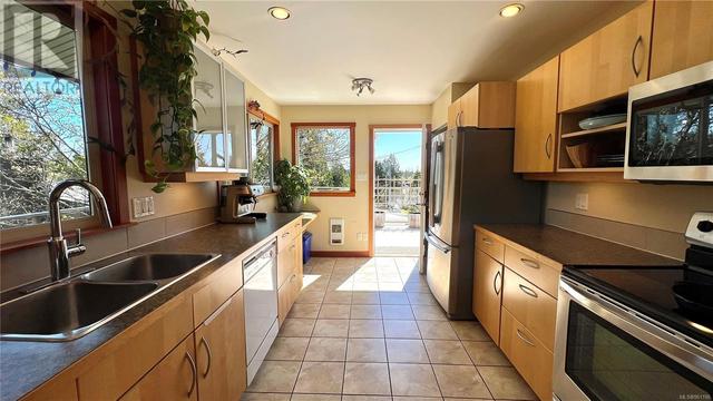 1280 Rupert Rd, House detached with 5 bedrooms, 3 bathrooms and 3 parking in Ucluelet BC | Image 8