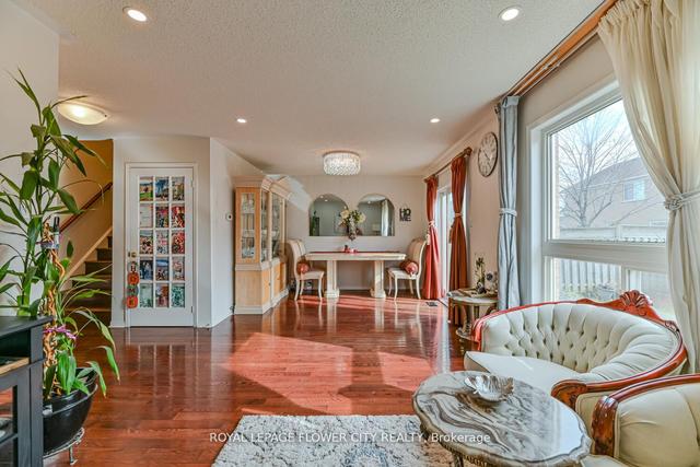 30 Heathwood Dr, House detached with 4 bedrooms, 4 bathrooms and 4 parking in Brampton ON | Image 4