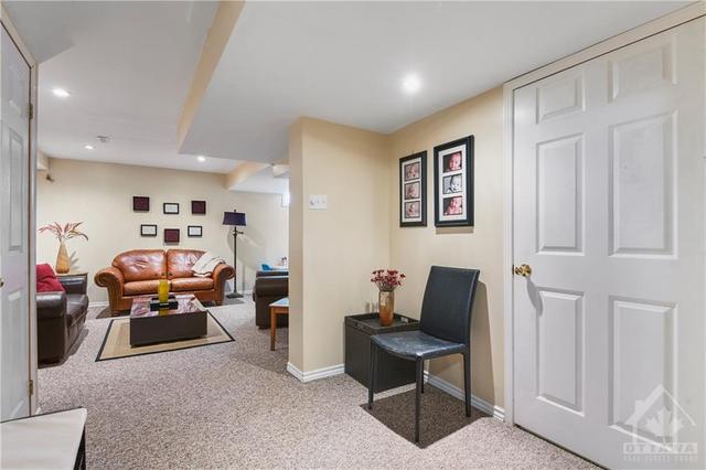 28 Redstone Lane, Townhouse with 3 bedrooms, 2 bathrooms and 2 parking in Ottawa ON | Image 15
