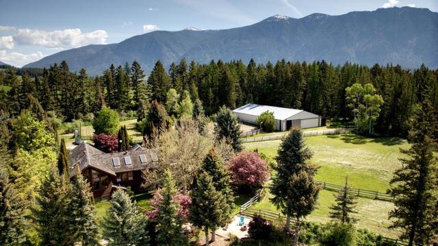 2530 Airport Road, House detached with 4 bedrooms, 3 bathrooms and null parking in Central Kootenay B BC | Card Image
