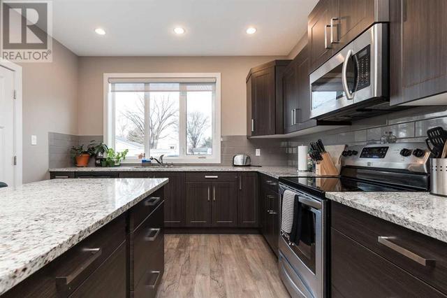 833 17 Street S, Home with 6 bedrooms, 4 bathrooms and 4 parking in Lethbridge AB | Image 19