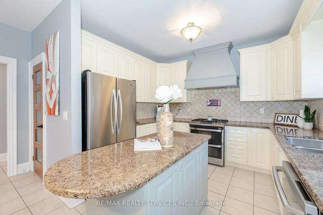 26 Regis Circ, House detached with 4 bedrooms, 4 bathrooms and 6 parking in Brampton ON | Image 9