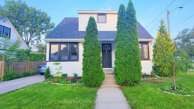 15 West 1st St, House detached with 4 bedrooms, 2 bathrooms and 3 parking in Hamilton ON | Image 1