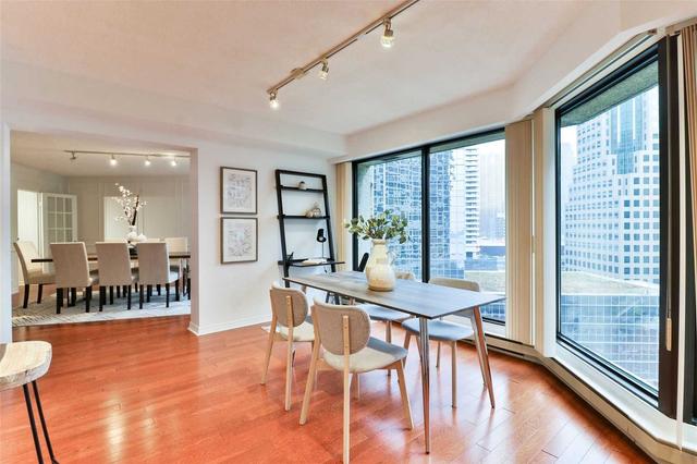1613 - 55 Harbour Sq, Condo with 2 bedrooms, 2 bathrooms and 1 parking in Toronto ON | Image 8