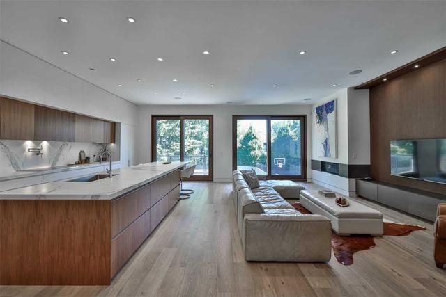 29 Delavan Ave, House detached with 5 bedrooms, 7 bathrooms and 4 parking in Toronto ON | Image 2