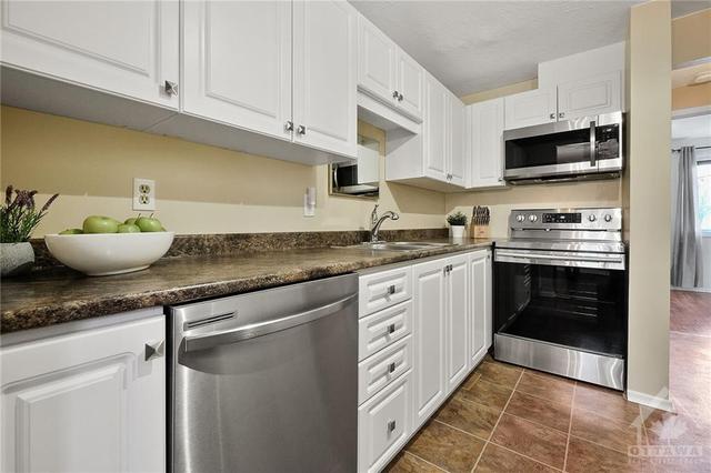 6959 Bilberry Drive, Townhouse with 3 bedrooms, 3 bathrooms and 1 parking in Ottawa ON | Image 10