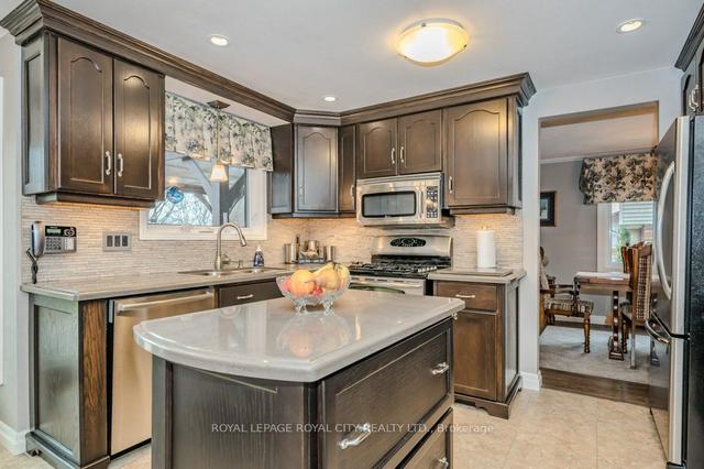17 Sunrise Crt, House detached with 3 bedrooms, 3 bathrooms and 6 parking in Guelph ON | Image 2