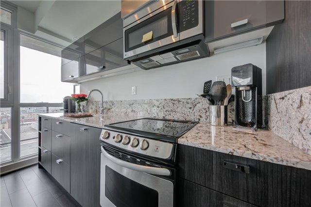 1701 - 290 Adelaide St W, Condo with 2 bedrooms, 1 bathrooms and 1 parking in Toronto ON | Image 8