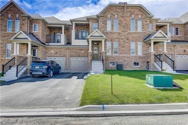 205 Laker Crt, House attached with 3 bedrooms, 3 bathrooms and 3 parking in Newmarket ON | Card Image