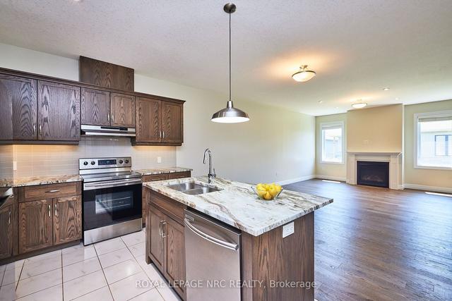 115 Borden Tr, Townhouse with 2 bedrooms, 2 bathrooms and 4 parking in Welland ON | Image 2