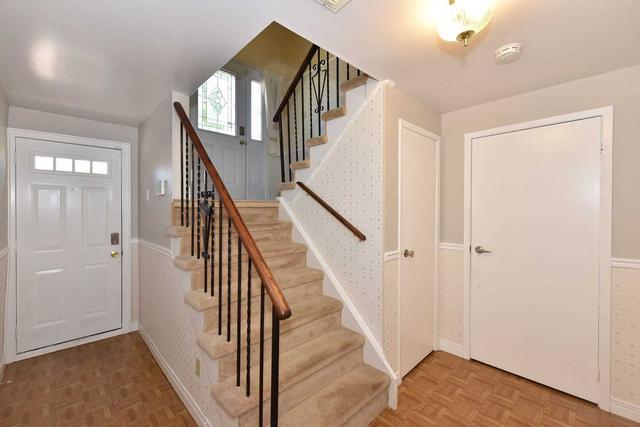 15 Lady Sarah Cres, House detached with 3 bedrooms, 2 bathrooms and 6 parking in Toronto ON | Image 5