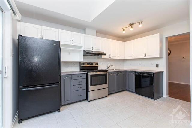 6228 Arbourwood Drive, Townhouse with 3 bedrooms, 3 bathrooms and 3 parking in Ottawa ON | Image 11