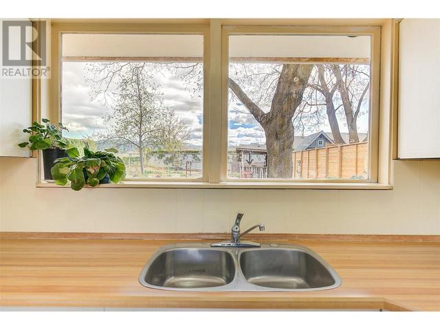 1701 Highland Drive, House detached with 4 bedrooms, 2 bathrooms and 4 parking in Kelowna BC | Image 20