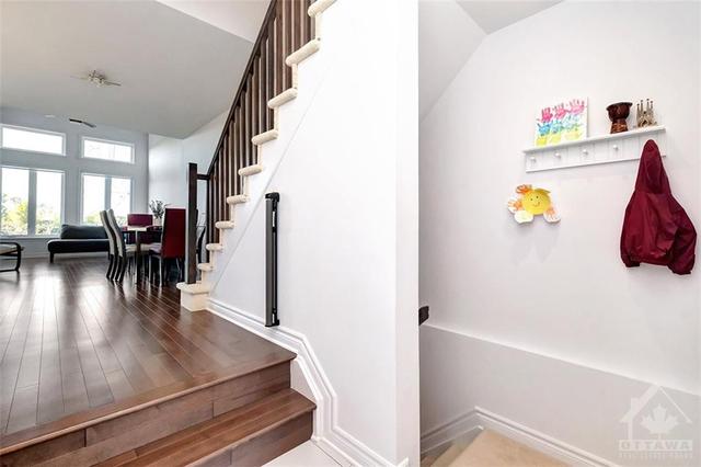 701 Putney Crescent, Townhouse with 3 bedrooms, 3 bathrooms and 2 parking in Ottawa ON | Image 4