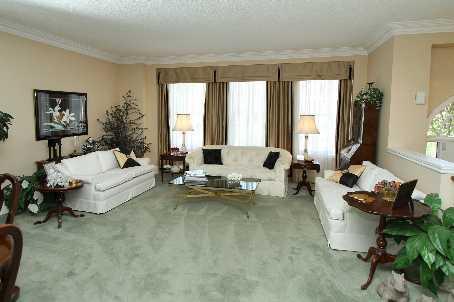th9 - 8038 Yonge St, Townhouse with 3 bedrooms, 3 bathrooms and 2 parking in Vaughan ON | Image 2
