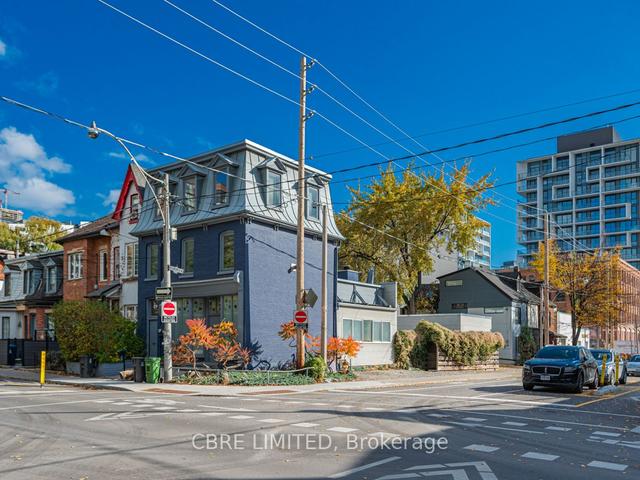 623 Wellington St W, House detached with 3 bedrooms, 2 bathrooms and 3 parking in Toronto ON | Image 9