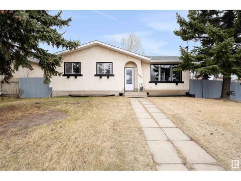 9501 98a St, House detached with 5 bedrooms, 2 bathrooms and 4 parking in Morinville AB | Card Image