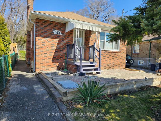60 Saugeen Cres, House detached with 3 bedrooms, 1 bathrooms and 3 parking in Toronto ON | Image 9