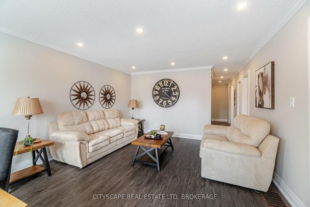 580 Gibb St, House detached with 6 bedrooms, 3 bathrooms and 6 parking in Oshawa ON | Image 2