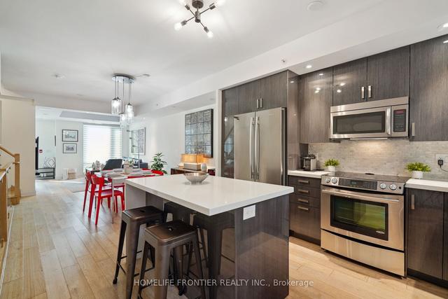 221 Duplex Ave, Townhouse with 3 bedrooms, 4 bathrooms and 2 parking in Toronto ON | Image 4